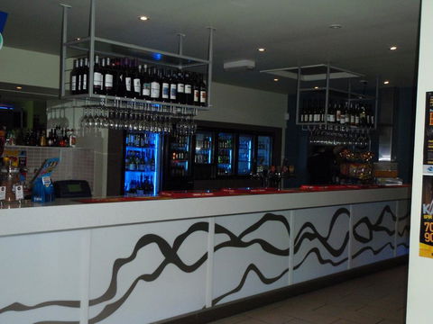 Bushland Beach Tavern - Accommodation Daintree 2