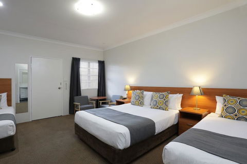 Cadman Motor Inn And Apartments - Accommodation Daintree 2