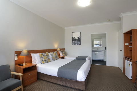 Cadman Motor Inn And Apartments - Accommodation Daintree 1