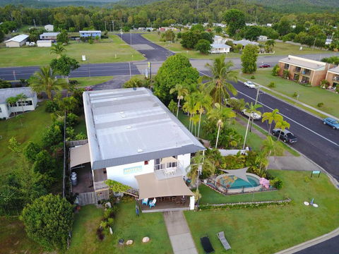 Cardwell Beachfront Motel - Accommodation Daintree 1