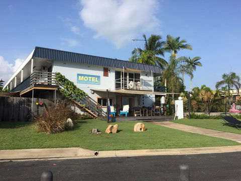 Cardwell Beachfront Motel - Accommodation Daintree 0