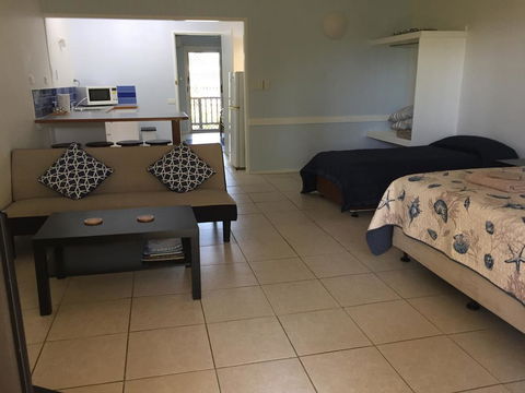 Cardwell Beachfront Motel - Accommodation Daintree 2