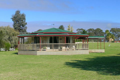 Carolynnes Cottages - Accommodation Daintree 0