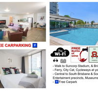 CBD Views-With FREE Wine Free-Carpark-Netflix-WiFi - Accommodation Daintree