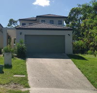 Central Gold Coast Large Modern Elevated House - Accommodation Daintree