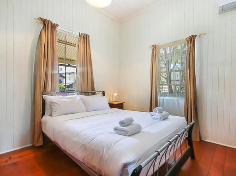 Charming Characterful Rustic-style Home Near The Gabba - Accommodation Daintree 2