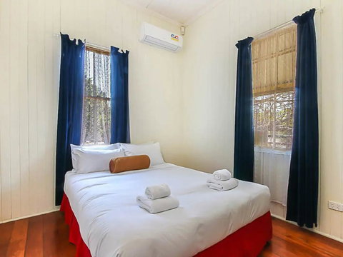 Charming Characterful Rustic-style Home Near The Gabba - Accommodation Daintree 3