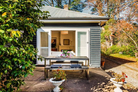 Charming Mountain Cottage - Accommodation Daintree 0