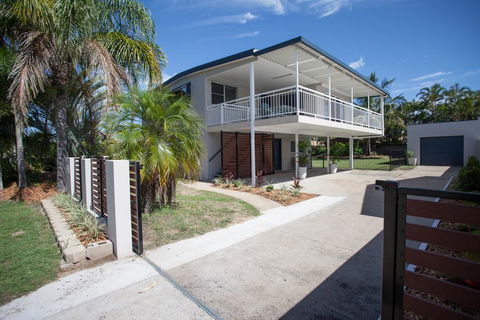 City Beach Holiday House - Accommodation Daintree 0