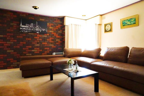 Classic Double Brick Garden House - Accommodation Daintree 3