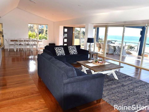 Cliff View - 62 Forresters Beach Road - Accommodation Daintree 1