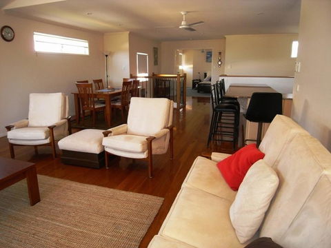 Clovelly Beach Townhouse - Accommodation Daintree 3