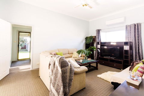 Coal D' Vine Cottage - Cessnock NSW - Accommodation Daintree 3
