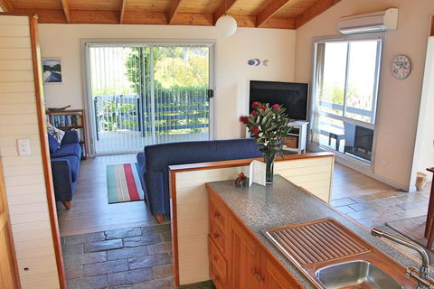 Cockatoo Cabin - Accommodation Daintree 2