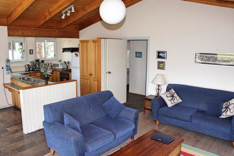Cockatoo Cabin - Accommodation Daintree 1