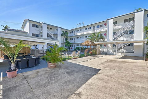 Cocos Holiday Apartments - Accommodation Daintree 3