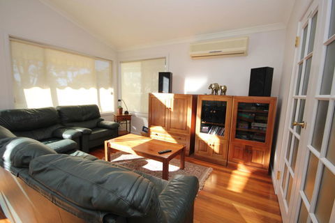 COLMER HOUSE At Dunbogan - Accommodation Daintree 3