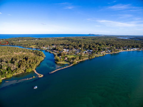 COLMER HOUSE At Dunbogan - Accommodation Daintree 0