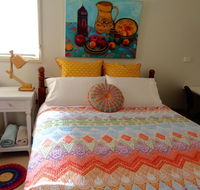Colourful creative Artist house Glen Waverley - Accommodation Daintree