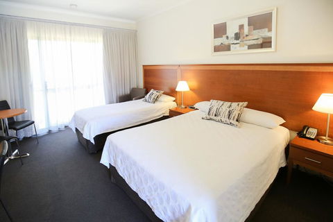 Comfort Inn Deakin Palms - Accommodation Daintree 3