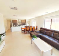 Comfortable 5BR House 6mins to Werribee Station.Great Ocean Road tourist stopover - Accommodation Daintree