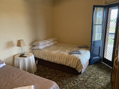 Commercial Hotel Curlewis - Accommodation Daintree 2