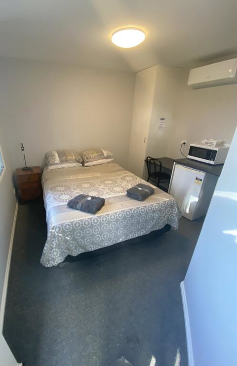 Commercial Hotel Curlewis - Accommodation Daintree 3