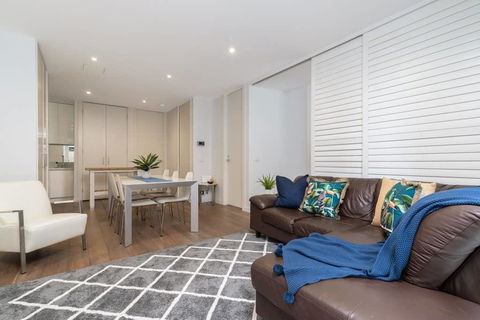 Convenience And Luxury In Carnegie - Accommodation Daintree 0