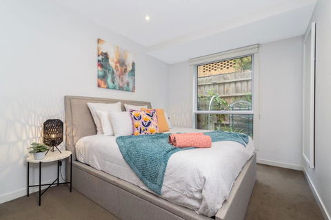 Convenience And Luxury In Carnegie - Accommodation Daintree 3