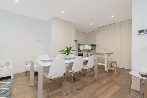 Convenience And Luxury In Carnegie - Accommodation Daintree 1