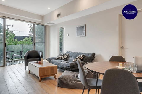 Convenient Apartment - 1 Min Walk To Train - Accommodation Daintree 2