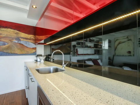 Cool Architect-Designed Studio Close To CBD - Accommodation Daintree 2