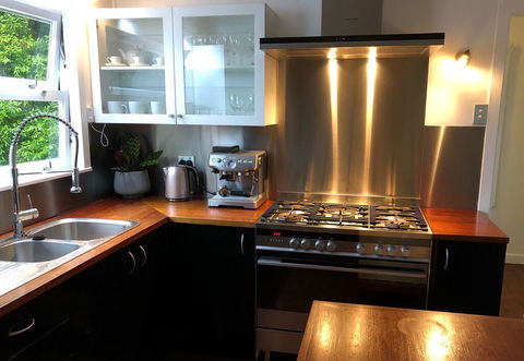 Cool Green Queenslander - Noosaville - Accommodation Daintree 2