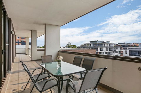 Cosy 3BR Penthouse Close To Westfield And Train - Accommodation Daintree 2