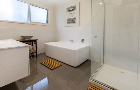 COUNTRY MEETS THE BAY - MOUNT ELIZA - Accommodation Daintree 1