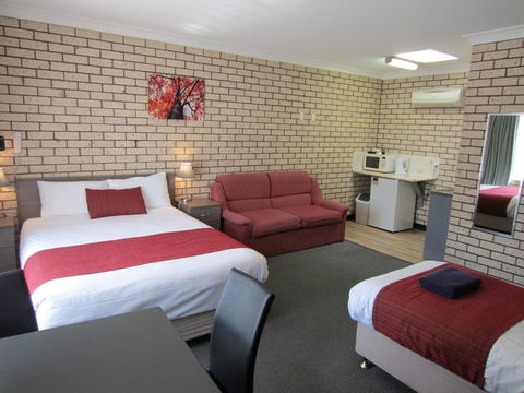 Cowra Crest Motel - Accommodation Daintree 2