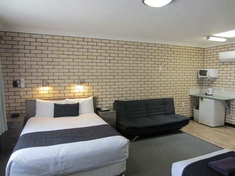 Cowra Crest Motel - Accommodation Daintree 3