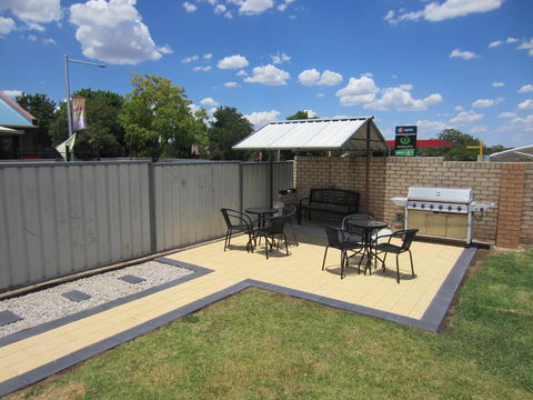 Cowra Crest Motel - Accommodation Daintree 1