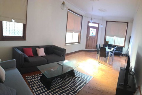 Cozy Spacious Terrace In Sydney's Eclectic Newtown - Accommodation Daintree 2