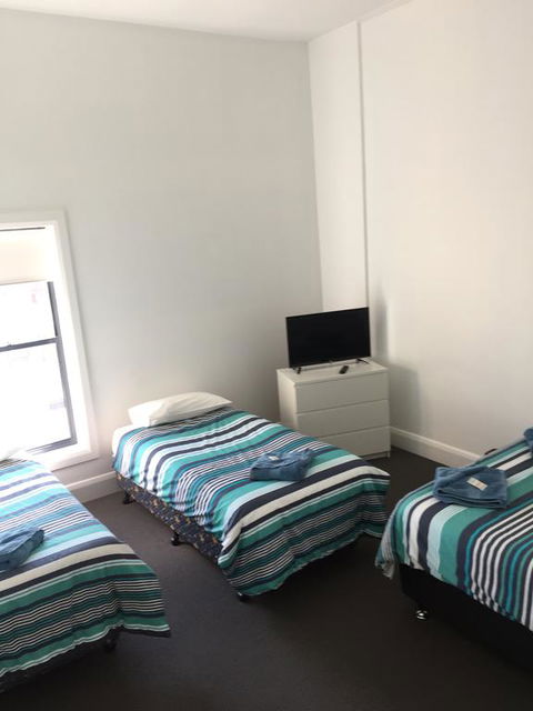 Crown Inn Hotel - Accommodation Daintree 2