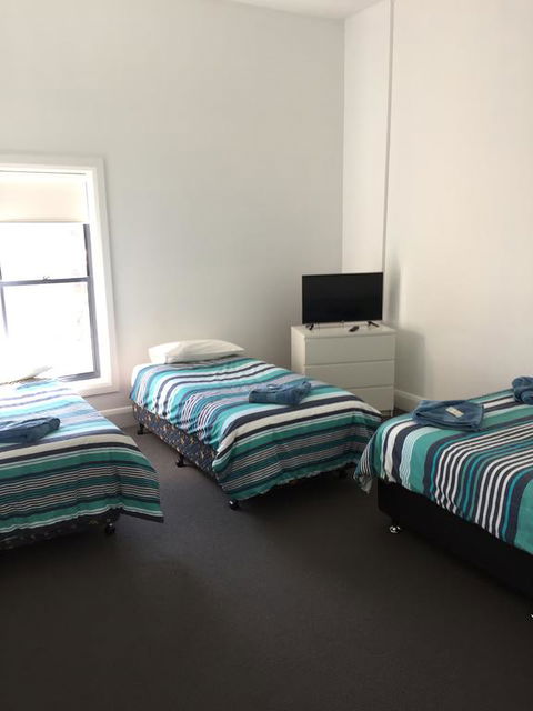 Crown Inn Hotel - Accommodation Daintree 1
