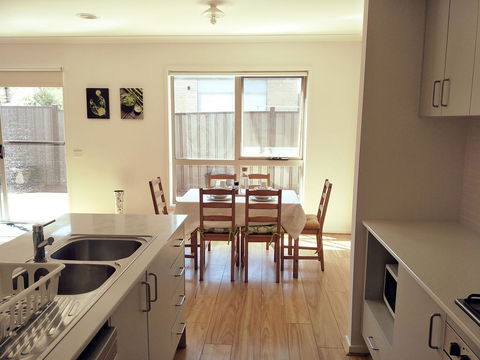 Daisy Villa - Close To Mel Airport & Hume Highway -Comfort - Accommodation Daintree 3