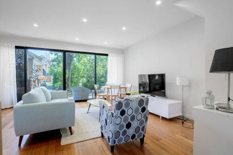Designer Taste 2BR Townhouse@Hawthorn - Accommodation Daintree 3