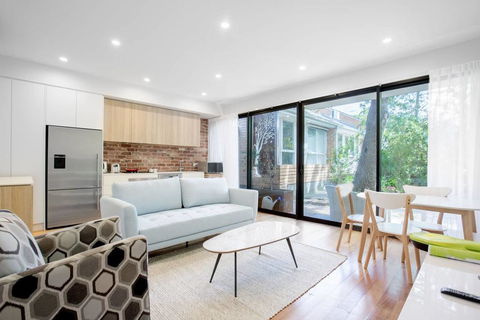 Designer Taste 2BR Townhouse@Hawthorn - Accommodation Daintree 0