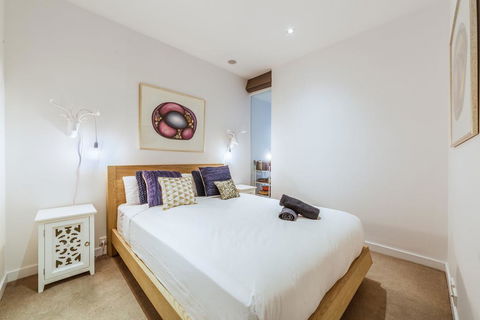 Elegant 1 Bed 1 Bath & Free Parking - Accommodation Daintree 3
