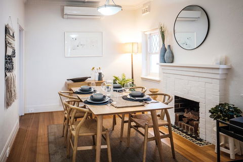 Elwood Beach Calming Tones - Pets, Garden - Accommodation Daintree 3