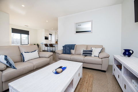Endsleigh II - Cosy 2 Bedroom Villa, Free Wifi, Near CBD - Accommodation Daintree 2