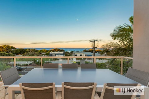 EXCLUSIVE OCEAN VIEW PENTHOUSE ON MARINE PARADE - Accommodation Daintree 0