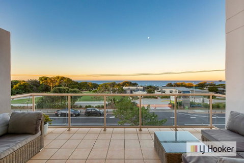 EXCLUSIVE OCEAN VIEW PENTHOUSE ON MARINE PARADE - Accommodation Daintree 3