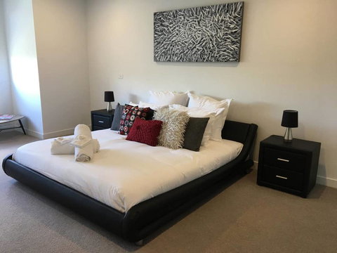 Executive Mansion, Spring Racing, Melbourne Cup - Accommodation Daintree 0